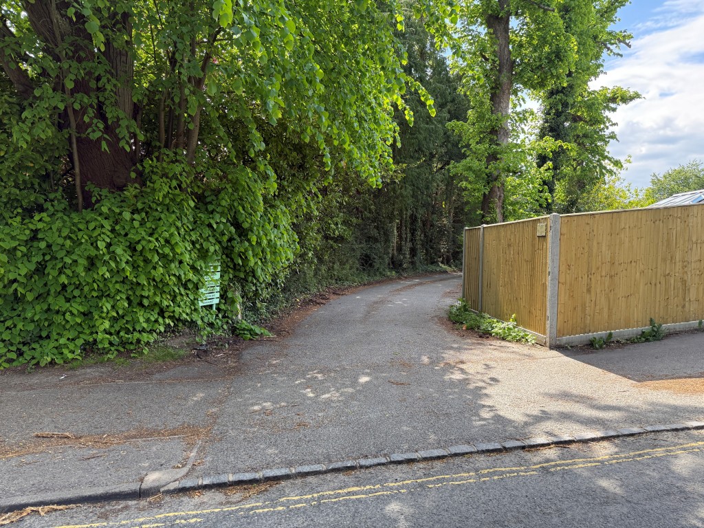 Lot: 20 - DRIVEWAY AND LAND WITH PARKING AND ACCESS - Driveway with access from Black Hill
